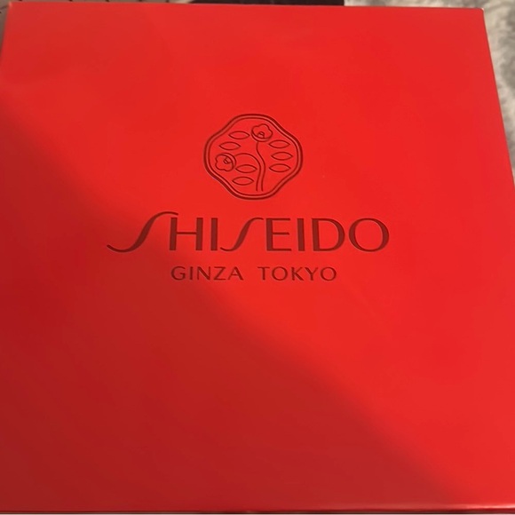 Shiseido skincare gift set - Picture 4 of 15